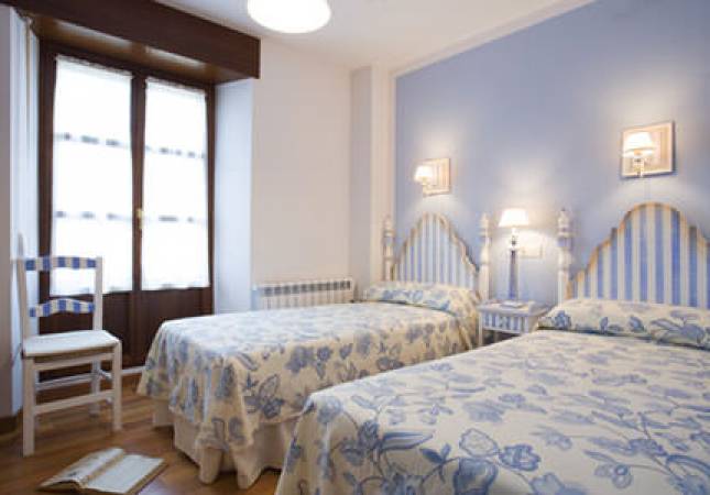 Románticas habitaciones en Apartamentos la Fonda de Bustio. Disfruta  nuestra oferta en Asturias